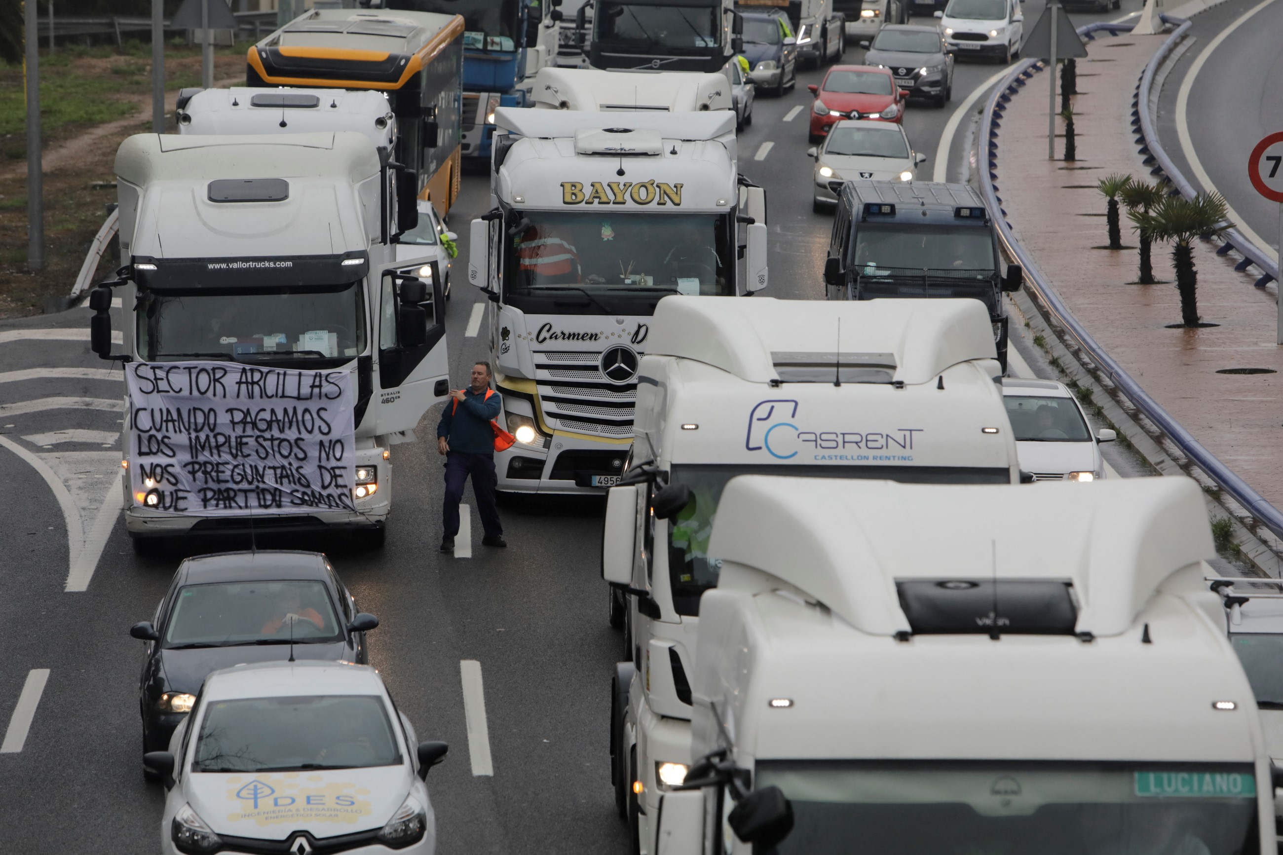 La huelga de transportistas bloquea varias horas el Puerto de Valencia, pero sin incidentes